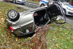 Policjant ratował ciężko rannych zakleszczonych w pojeździe