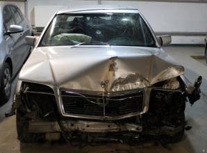 Pościg za kradzionym autem ulicami Warszawy zakończył się kraksą!