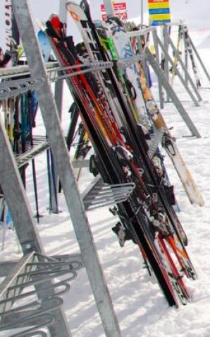 [VIDEO]Głównym kryterium przy wyborze nart nie może być tylko cena czy opinie znajomych lub forumowiczów. Każdy ma inne potrzeby i oczekiwania