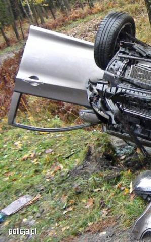 Policjant ratował ciężko rannych zakleszczonych w pojeździe