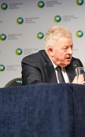 Sytuacja jest trudna, ale nie ma ustaleń bez rolników – podkreślił minister rolnictwa i rozwoju wsi Czesław Siekierski podczas debaty z przedstawicielami organizacji rolniczych