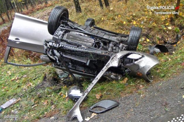 Policjant ratował ciężko rannych zakleszczonych w pojeździe