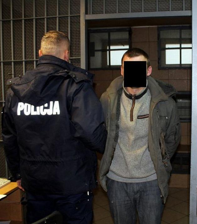 Pościg za kradzionym autem ulicami Warszawy zakończył się kraksą! 