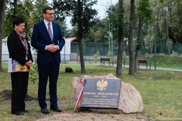 [VIDEO] Szef rządu uczcił pamięć śp. Kornela Morawieckiego